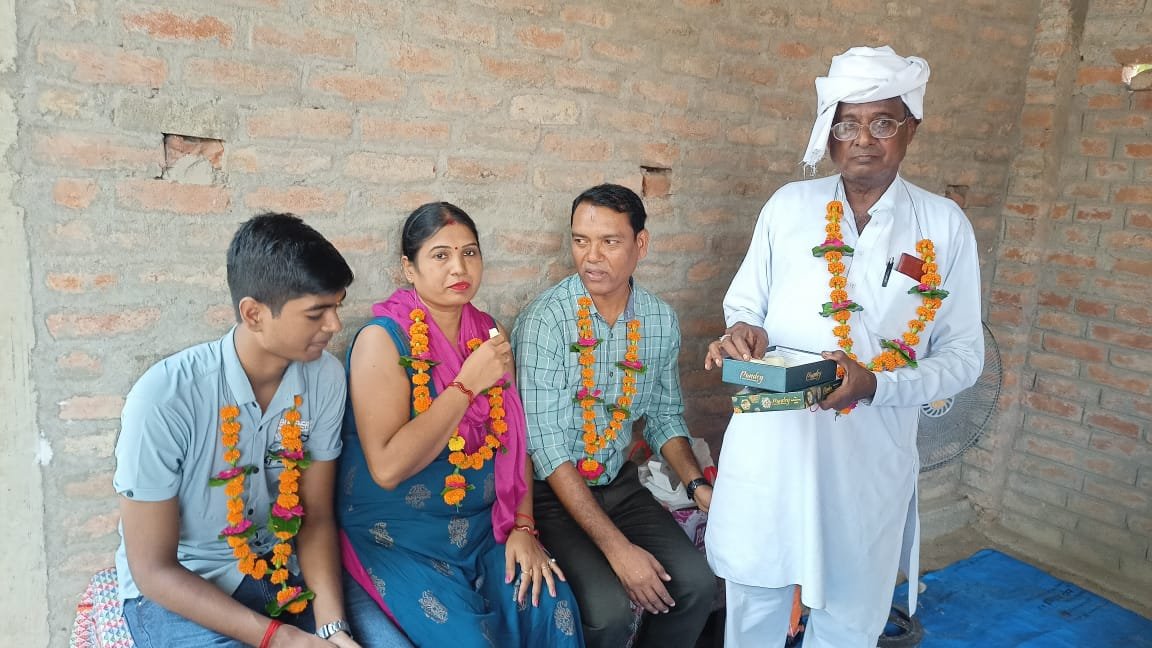 Raibareli-माता-पिता संग नीट क्वालीफाई करने वाले कुमार आदित्य को किया गया सम्मानित*