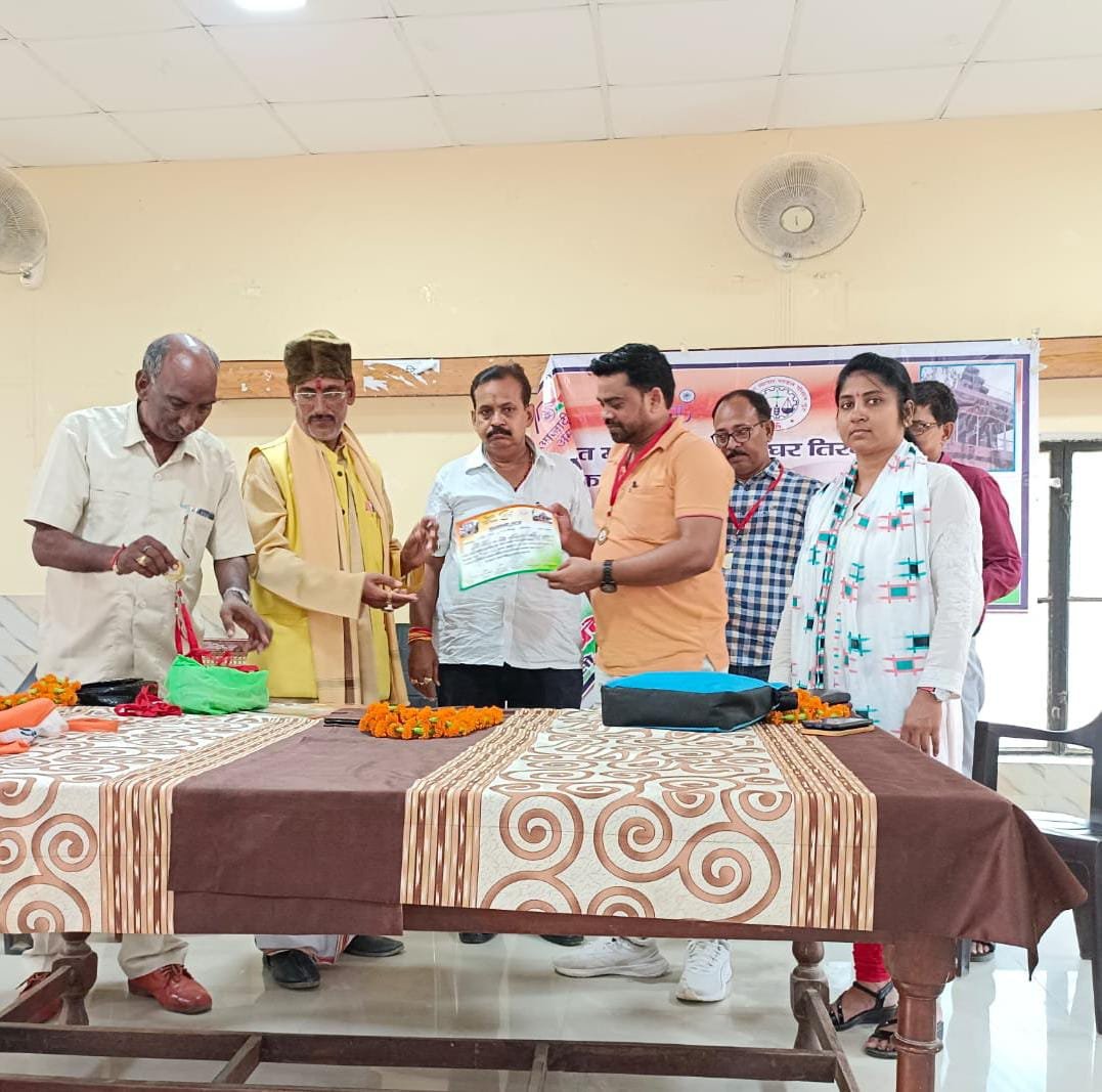 Raibareli-उधोग व्यापार मंडल (चौहान गुट) ने अधिकारी व कर्मचारियों को किया सम्मानित*