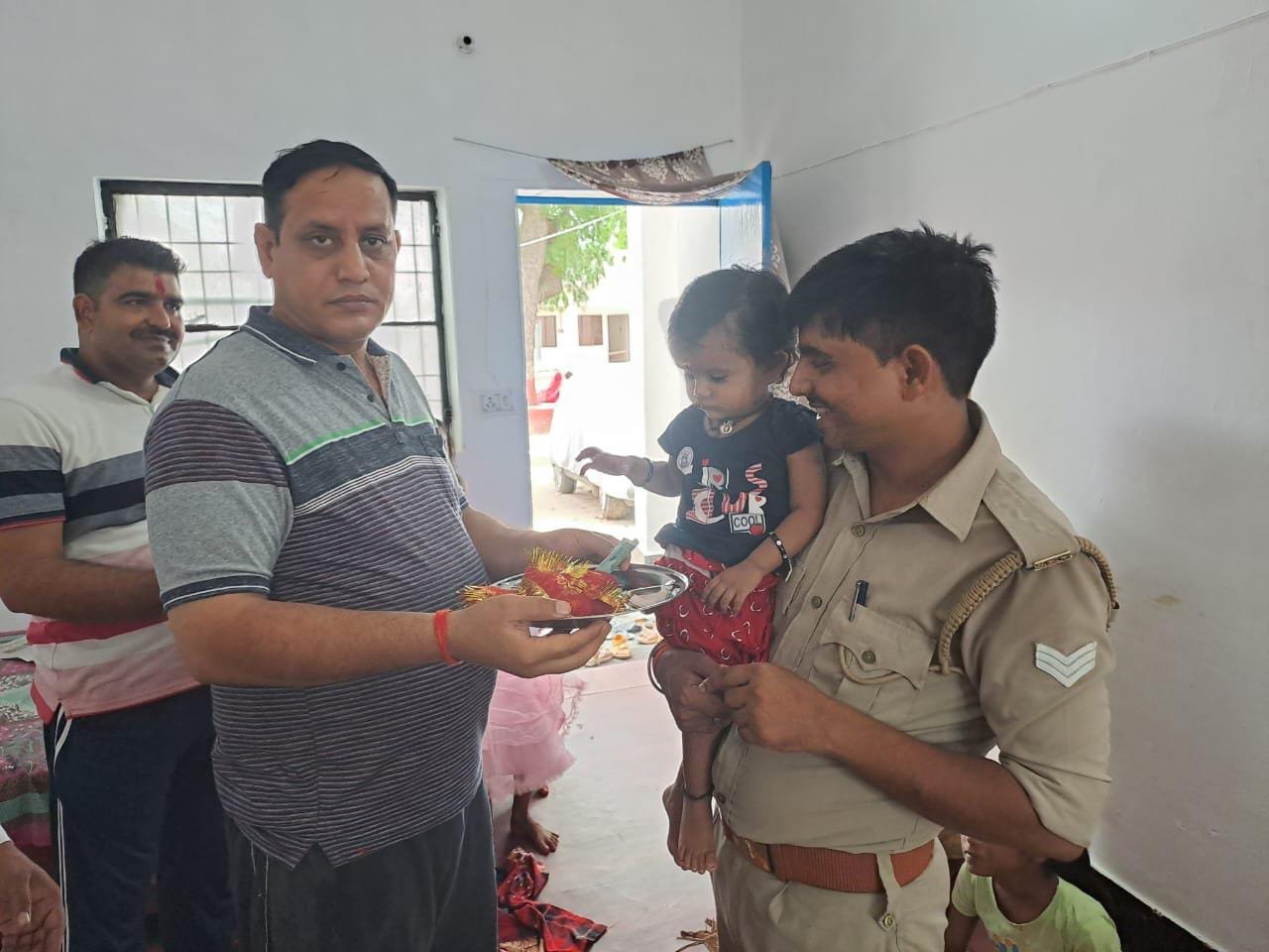 रायबरेली- कोतवाल संजय कुमार त्यागी कोतवाली परिसर में कन्या भोज कराकर लिया उनका आशीर्वाद 