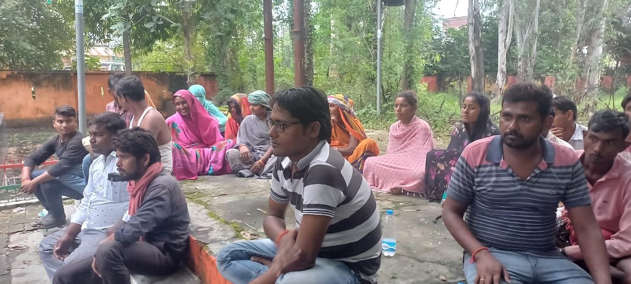 रायबरेली-खुली बैठक को लेकर ब्लॉक परिसर में धरने पर बैठे प्रधान समेत मजदूर,,,
