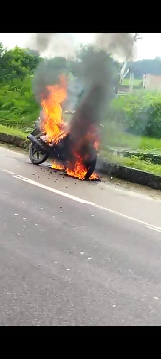 Raibareli-सूची चौकी के पास चलती मोटरसाइकिल में लगी आग मौके पर अफरा-तफरी का माहौल हो गया।