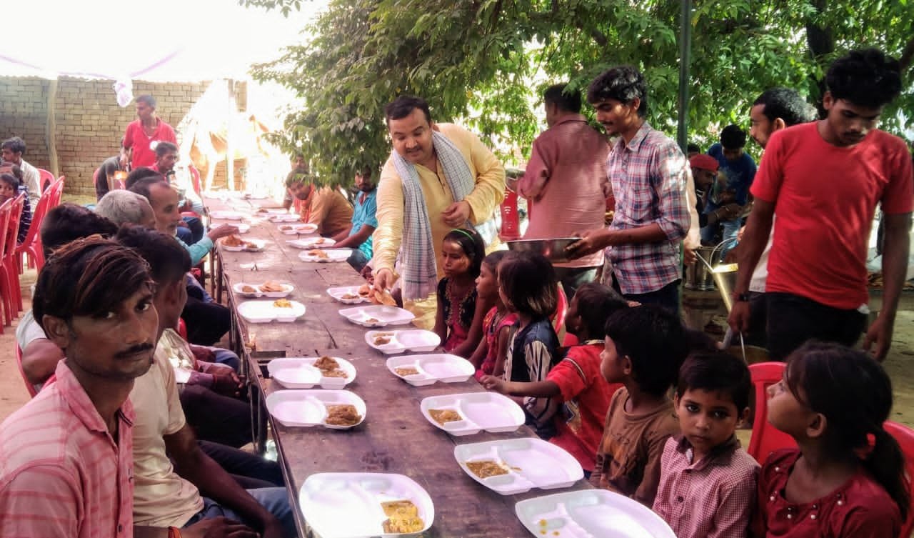 Raibareli-बल्ला बरौला में हुआ बच्चों का भंडारा, हजारों ने छका प्रसाद