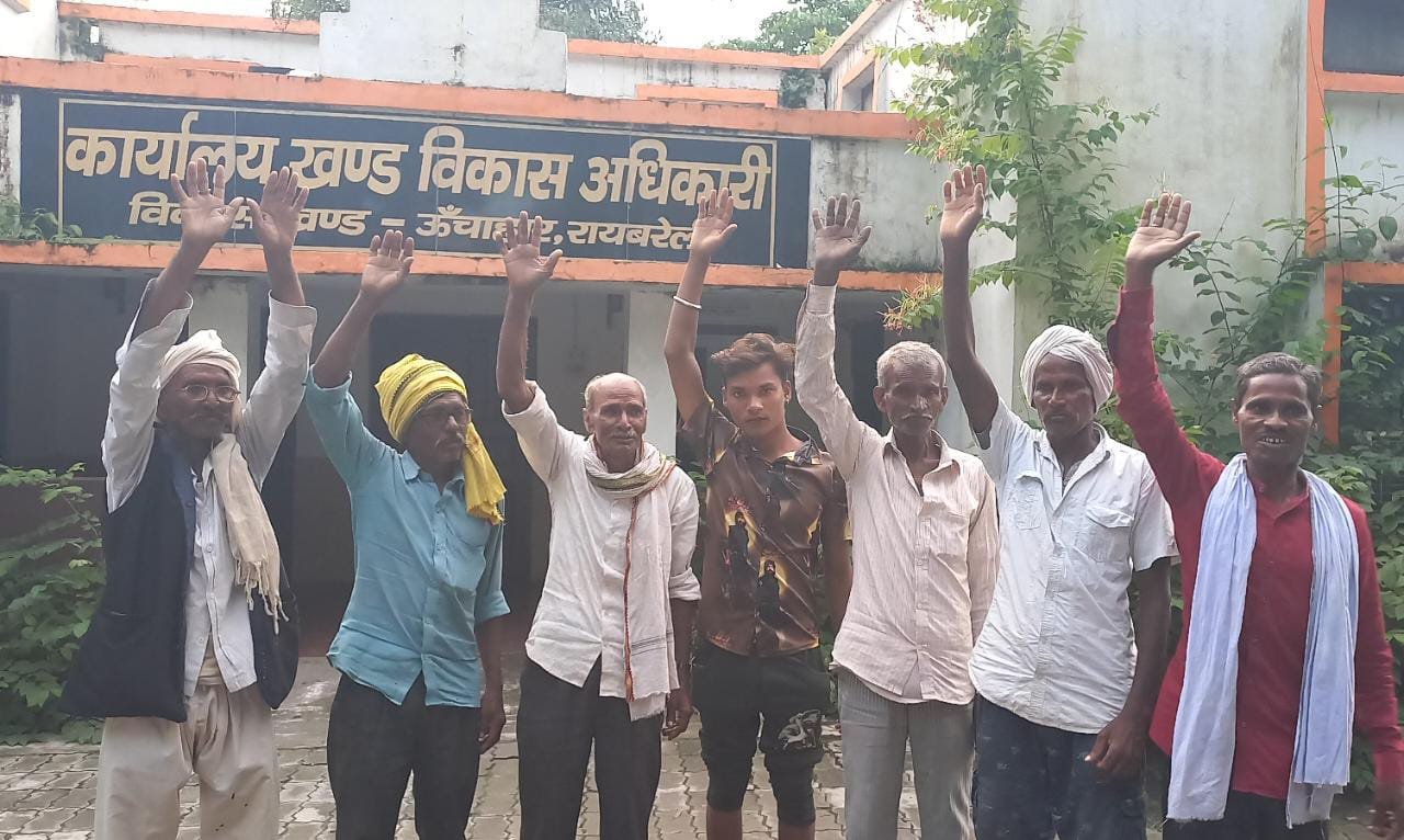 रायबरेली-आठ महीने से नही मिली मजदूरी, मजदूरों को देख अधिकारी भागे,,,,