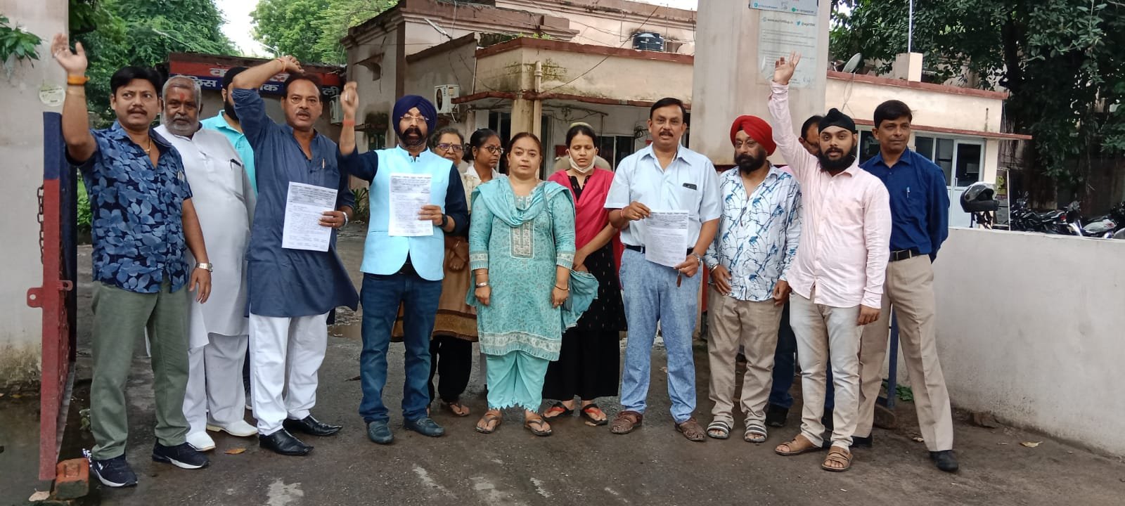 Raibareli-दुकानों में हुई चोरी से नाराज व्यापारियों ने पुलिस अधीक्षक को दिया ज्ञापन