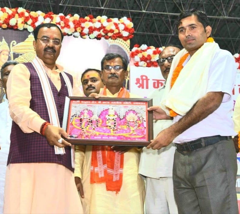 रायबरेली- उप मुख्यमंत्री ने डा.पीयूष को दिया 'प्रबुद्ध लेखक सम्मान'