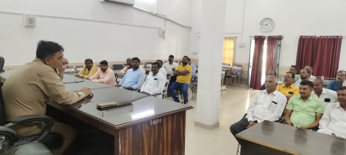 Raibareli-कोतवाल की अध्यक्षता में ग्राम प्रधानों की एक बैठक संपन्न हुई