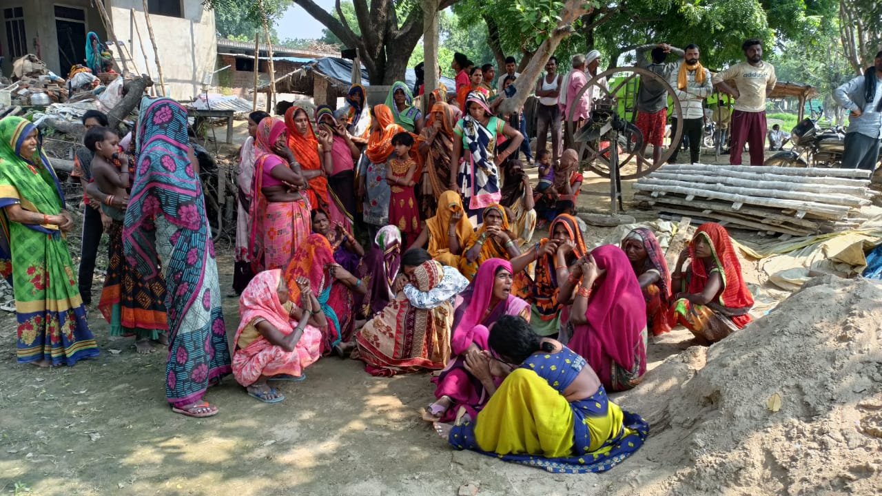 Raibareli-कार की टक्कर से मोटरसाइकिल सवार की मौत पीछे बैठा उसका साथी गंभीर रूप से घायल।