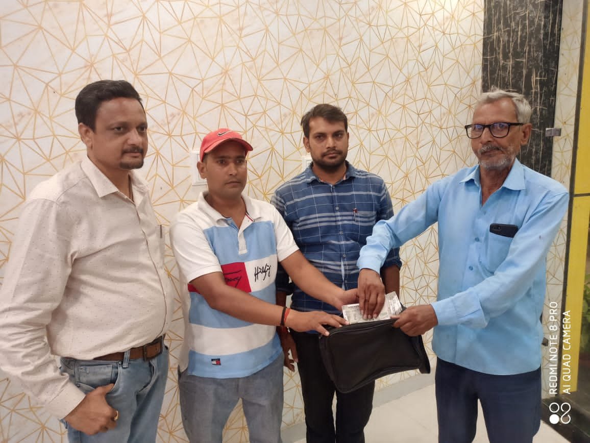 Raibareli-ईमानदारी व मानवता की मिसाल बने अनुज पांडे।