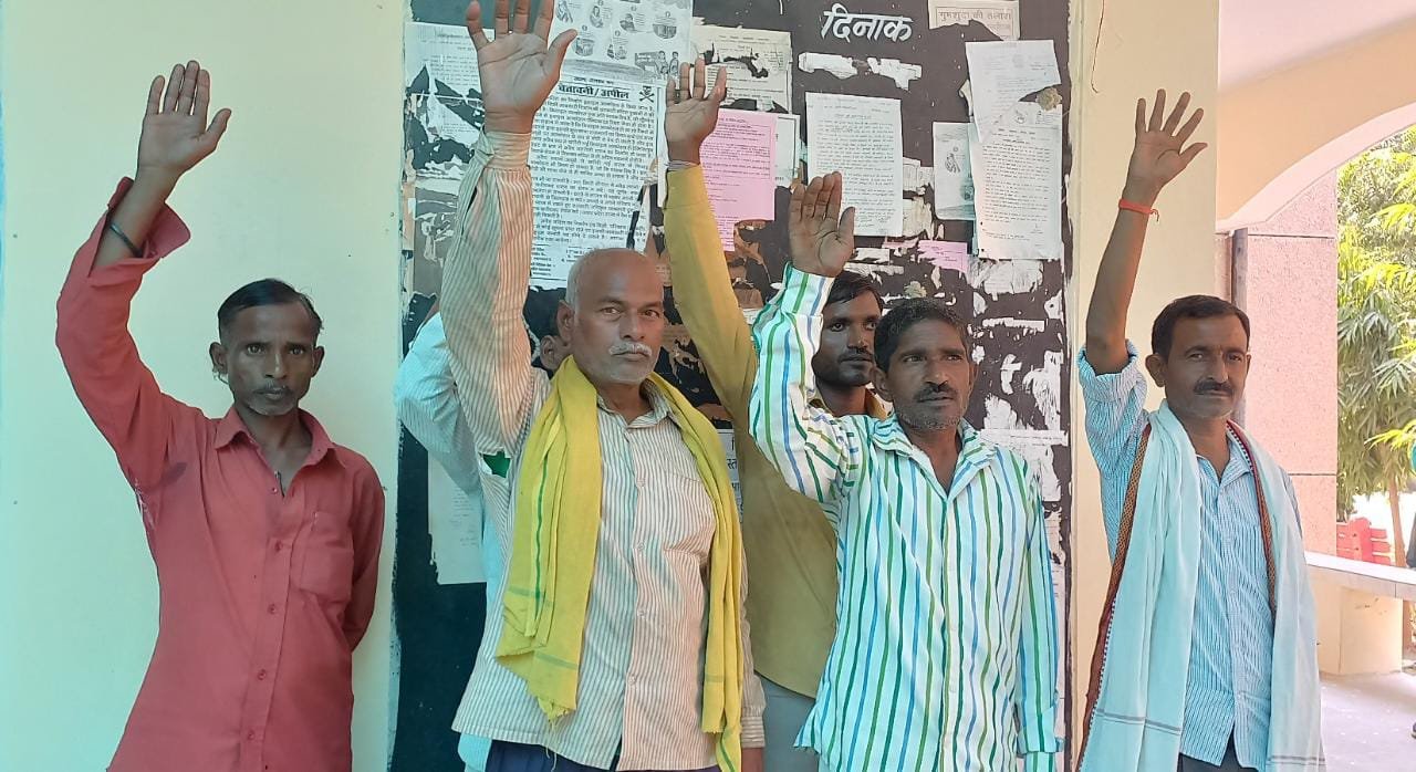 Raibareli-तालाब की सुरक्षित भूमि को मुक्त कराने को ग्रामीणों ने एसडीएम से लगाई गुहार