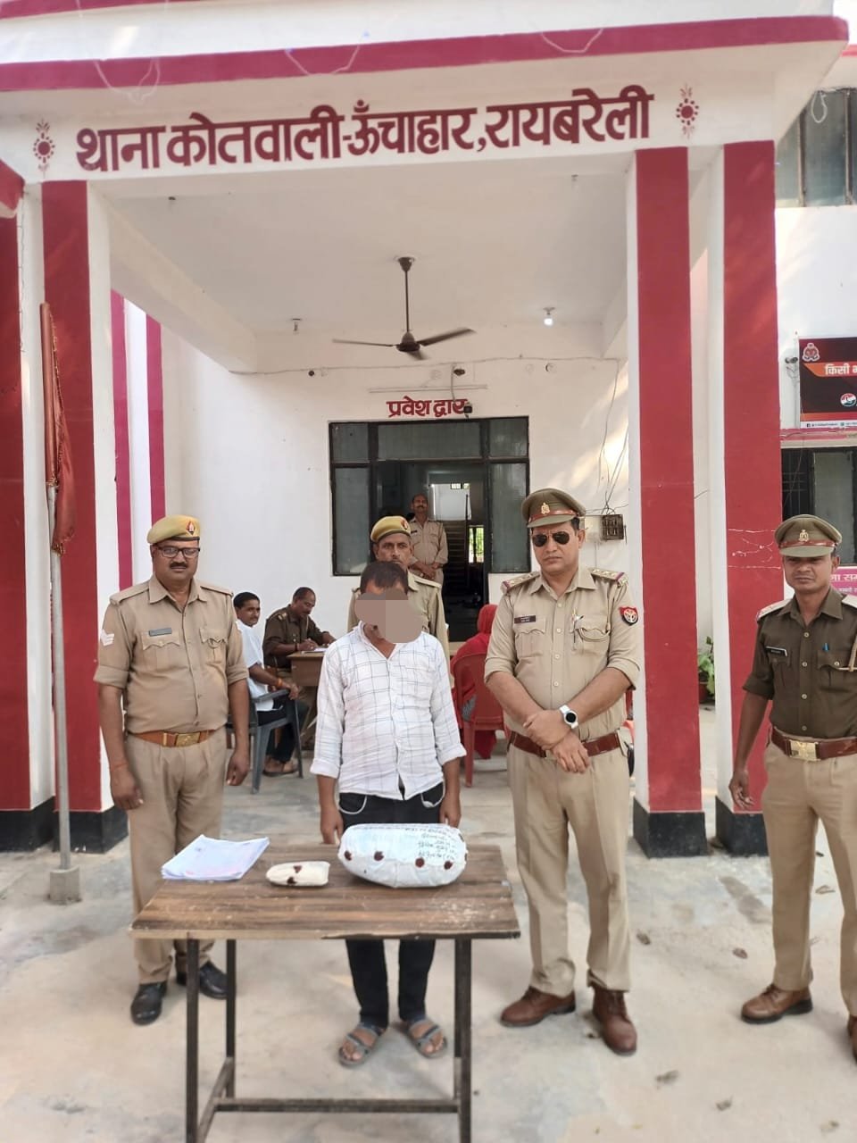 रायबरेली- वाहन चेकिंग के दौरान पकडा दो किलो दो सौ ग्राम गांजा,भेजा जेल