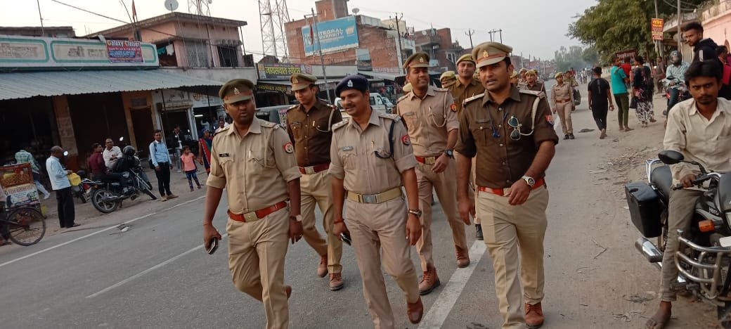 Raibareli-क्षेत्राधिकारी अशोक सिंह के नेतृत्व में जगतपुर कस्बे का किया गया पैदल गस्त* 