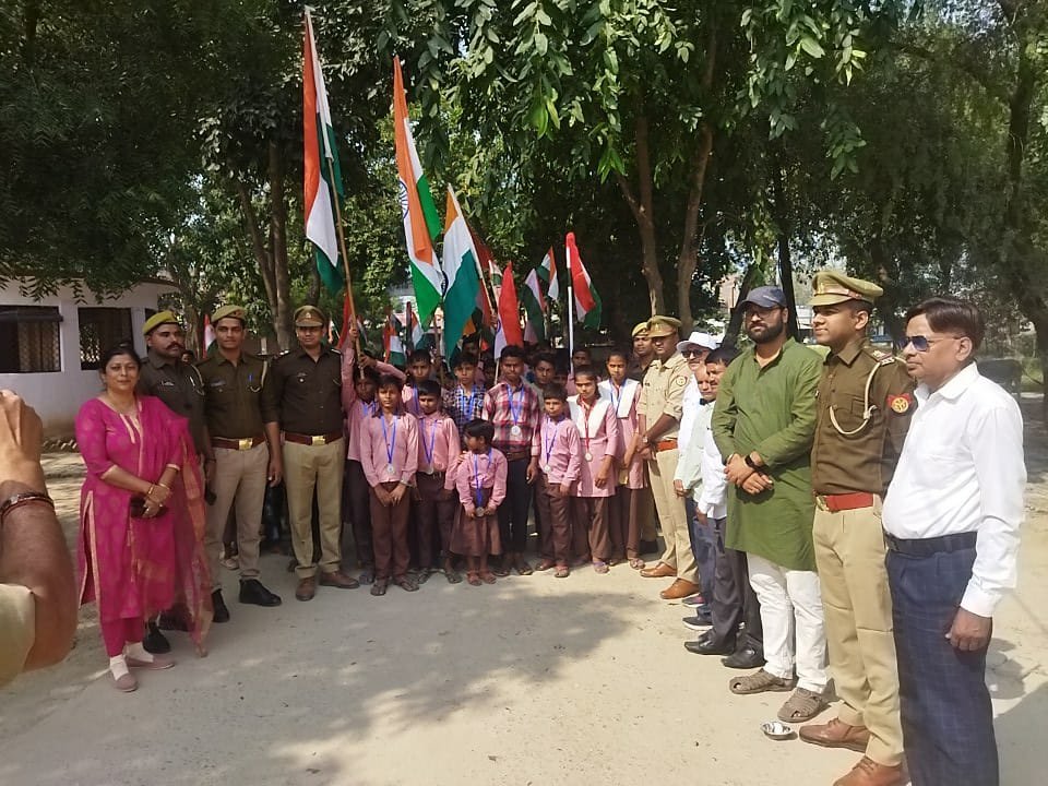 Raibareli-जगतपुर कोतवाली प्रभारी गौरव कुमार के द्वारा, बच्चों को किया गया सम्मानित