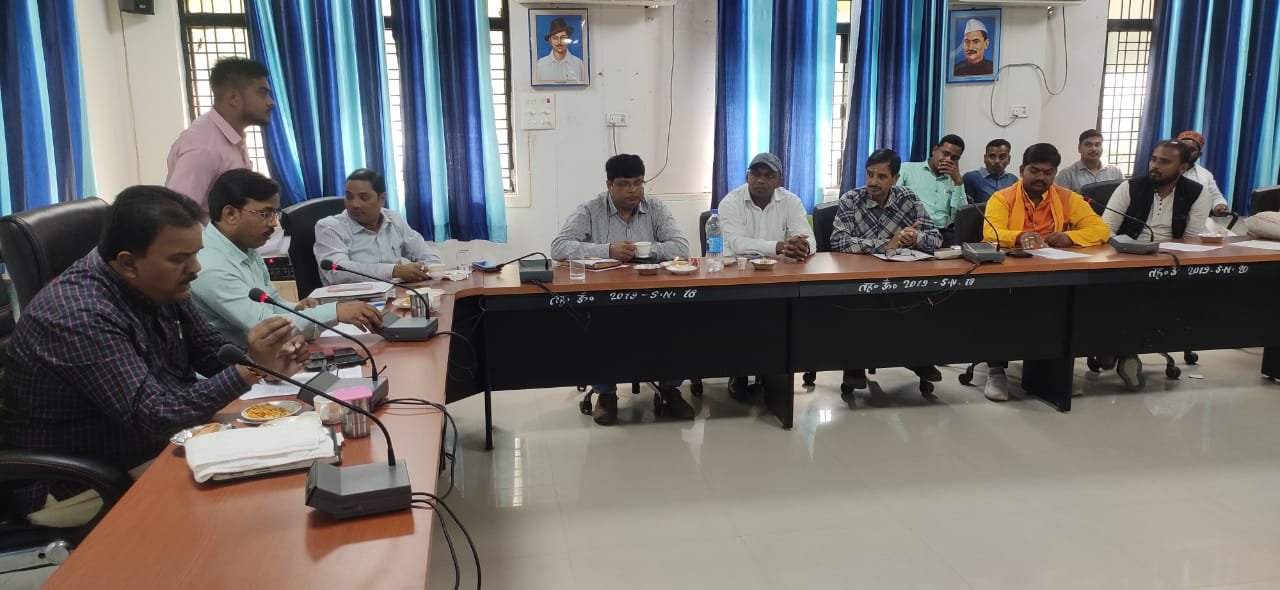 रायबरेली-नगर पंचायत चुनाव को लेकर एसडीएम व अधिकारी समेत सभासद को साथ ब्लॉक सभागार में की बैठक