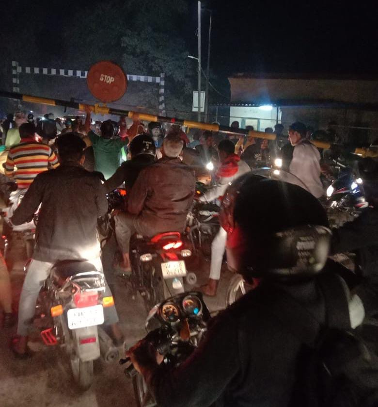 Raibareli-रेलवे विभाग  के कर्मचारियों की लापरवाही से कई भयानक दर्दनाक दुर्घटनाएं से बाल बाल बचे लोग*