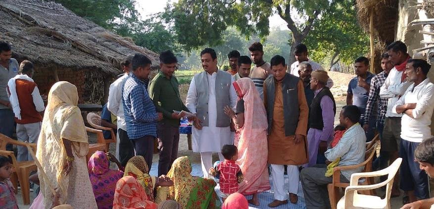 रायबरेली-कांग्रेस के पूर्व प्रत्याशी अतुल सिंह ने गाँव में लगाई चौपाल