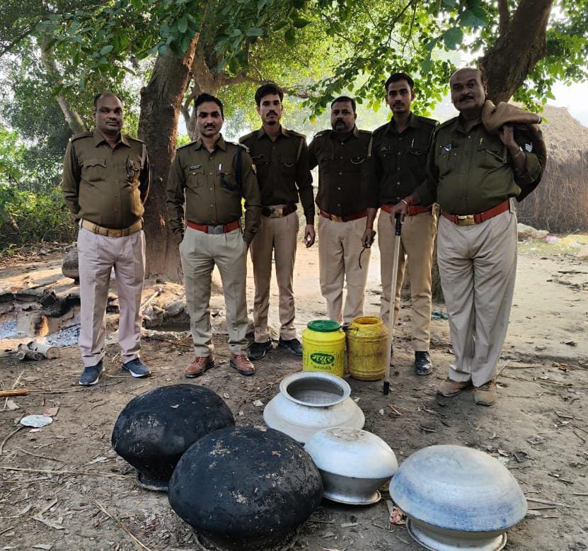 Raibareli-आबकारी निरीक्षक आनंद पाठक ने अवैध शराब माफियाओं पर कसा शिकंजा।