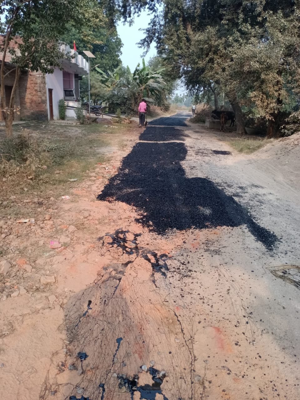 Raibareli-महज औपचारिकता बनकर रह गयी गड्ढायुक्त सड़कों पर की जा रही पैचिंग*