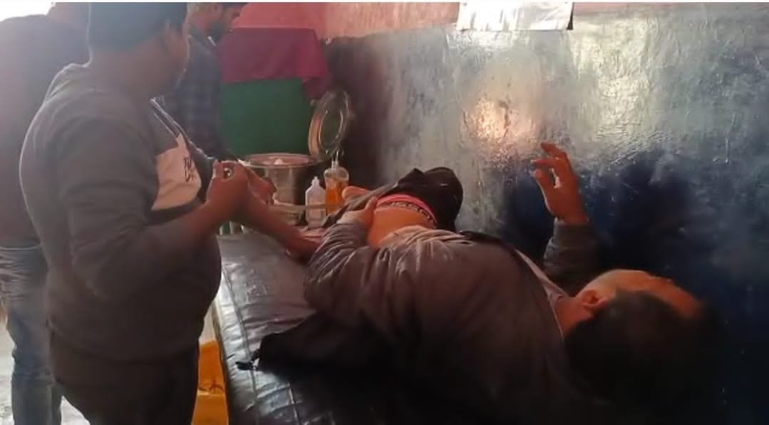 Raibareli-अनियंत्रित पिकअप डाला ने बाइक सवार को मारी टक्कर बाइक सवार घायल