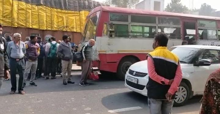 रायबरेली- रोडवेज बस और डंपर की टक्कर, बाल बाल बचे यात्री।