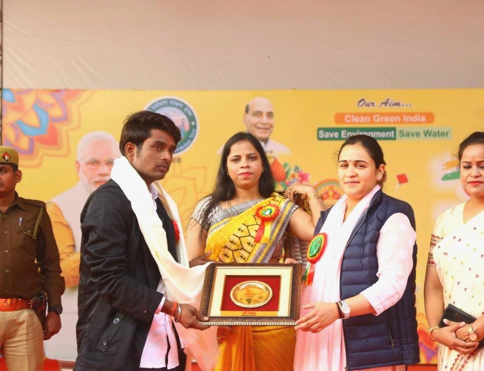 रायबरेली-लखनऊ मे भारत गौरव सम्मान से नवाजे गए चित्रकार गब्बर 