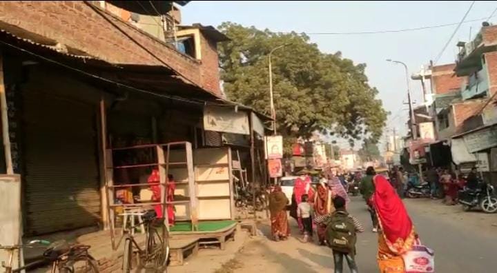 रायबरेली-आयकर विभाग की छापेमारी की अफवाह से सभी दुकाने रही बंद,,,,