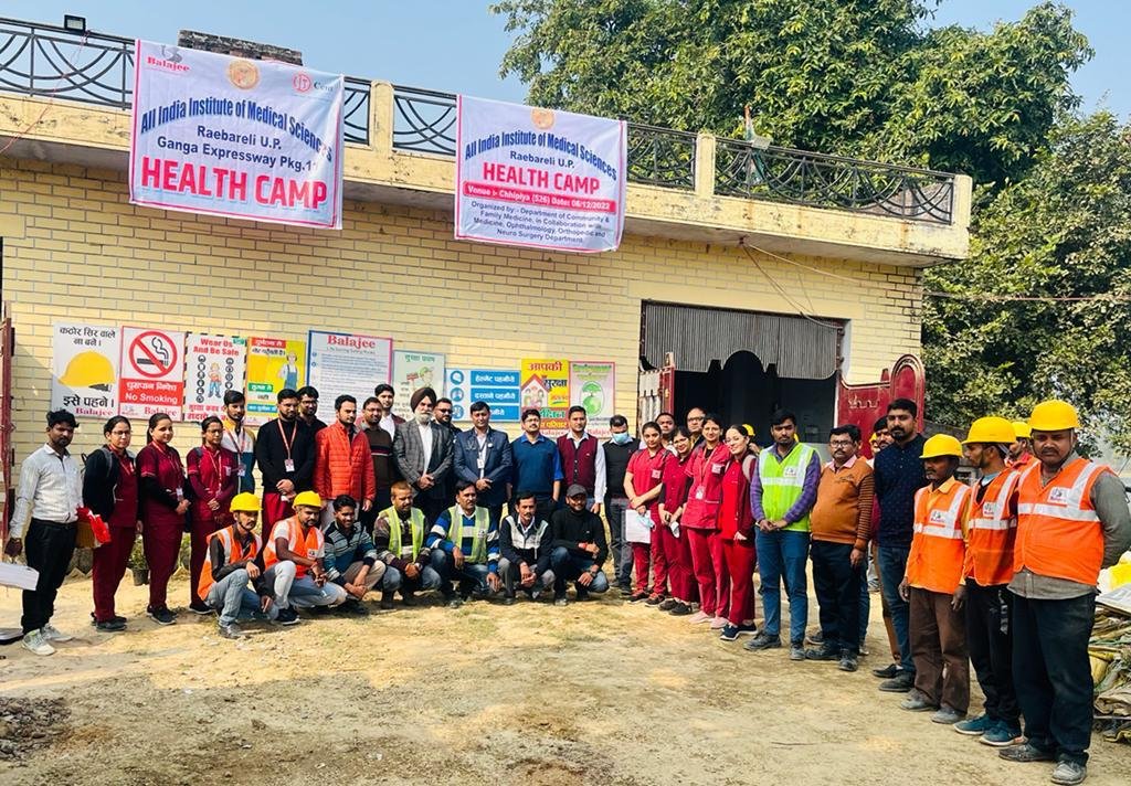 Raibareli-एम्स के डॉक्टरों ने गंगा एक्सप्रेसवे के कर्मचारियों का किया स्वास्थ्य परीक्षण।