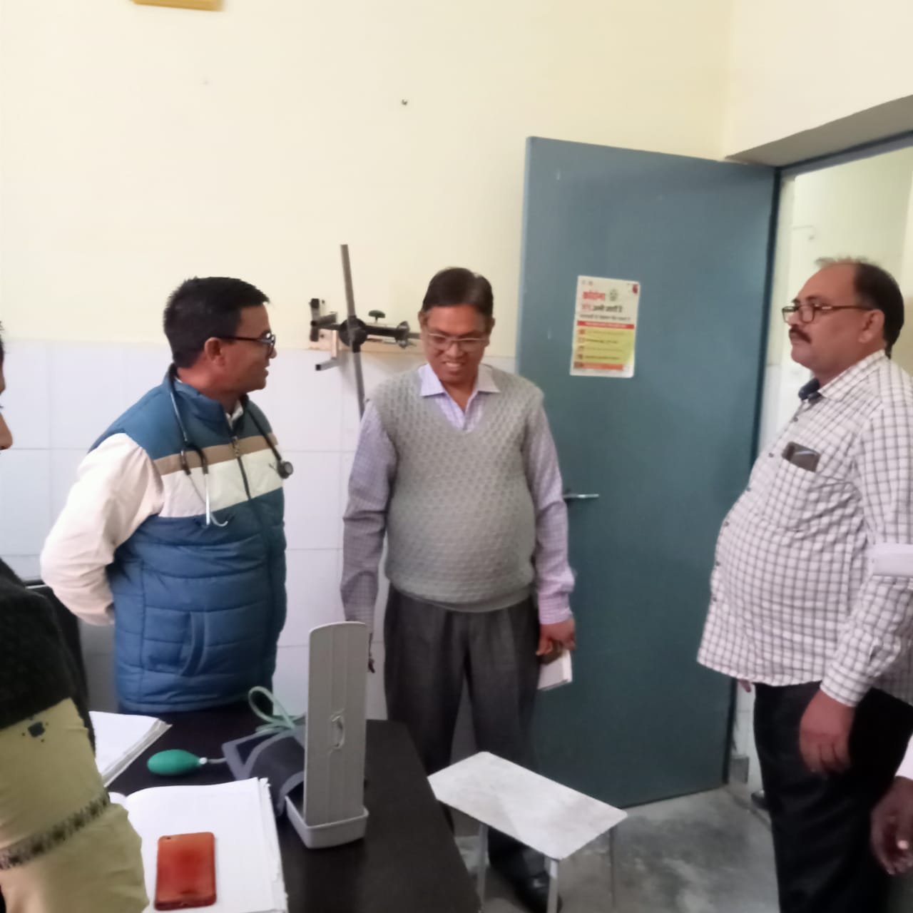 Raibareli-एस डी एम के निरीक्षण में कई डाक्टर व कर्मचारी अनुपस्थित मिले।