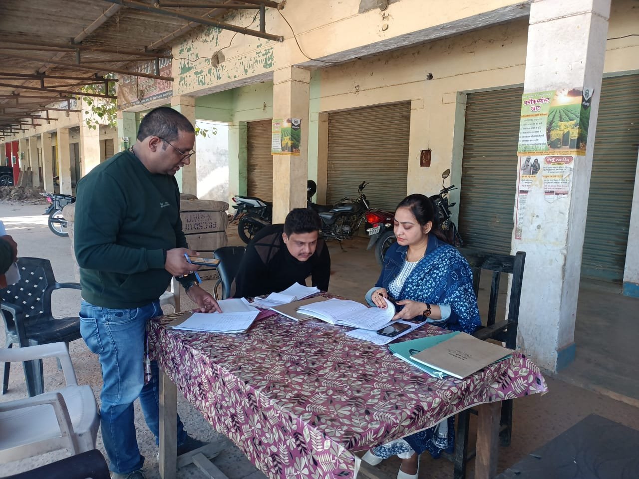 Raibareli-धान खरीद में लापरवाही करने वाले मंडी सचिव व केंद्र प्रभारी को जिला खाद्य विपणन अधिकारी ने कड़ी फटकार लगाई।