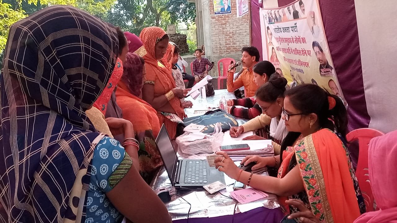 Raibareli- आयुष्मान भारत का कार्ड बनाने का कैंप लगाया गया।
