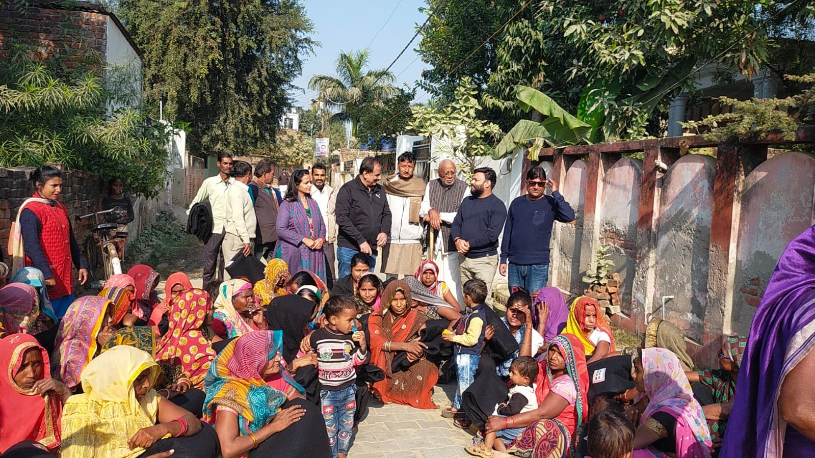 Raibareli-सोनिया रस्तोगी ने कंबल वितरित करके  प्रधानमंत्री अटल बिहारी वाजपेई का जन्मदिन मनाया