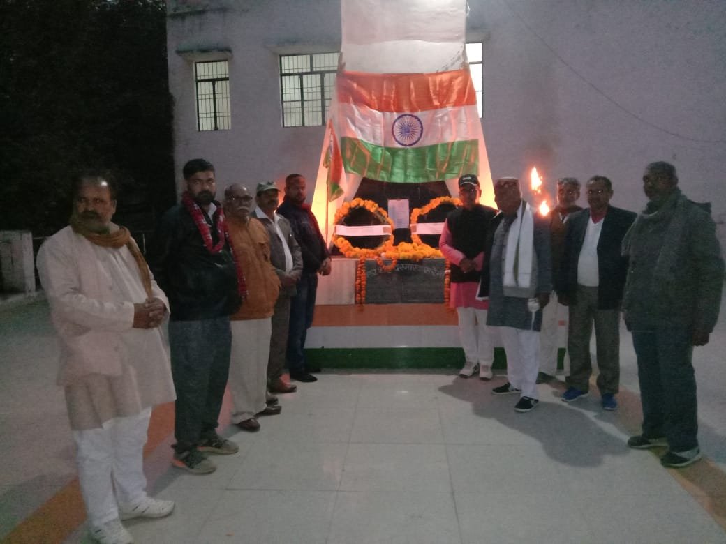 Raibareli-शहीदों का माल्यार्पण कर दो मिनट का रखा मौन*