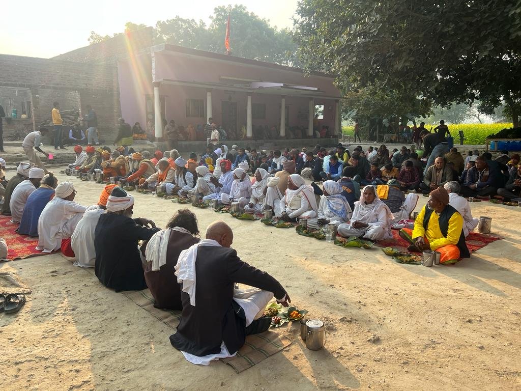 Raibareli-सुप्रसिद्ध बबुरिहा धाम में हुआ भंडारे का आयोजन