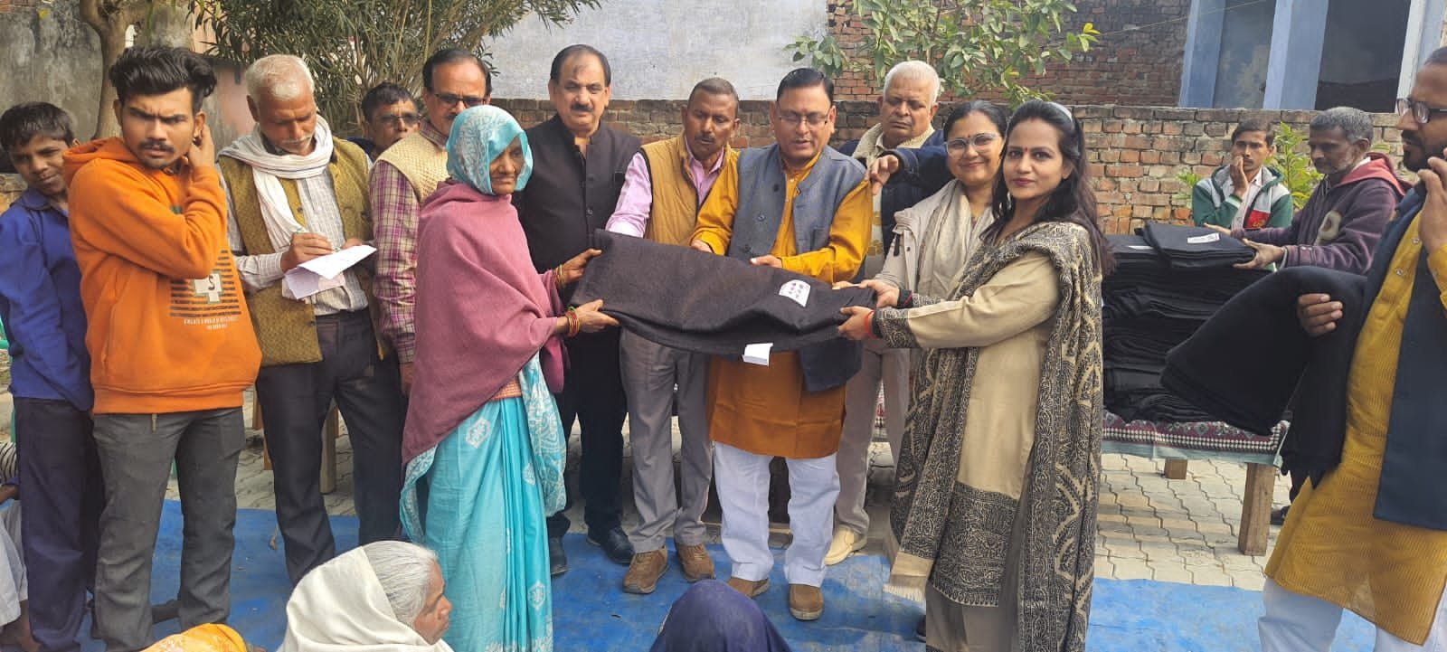 Raibareli-भाजपा पदाधिकारियों ने वितरित किए कंबल
