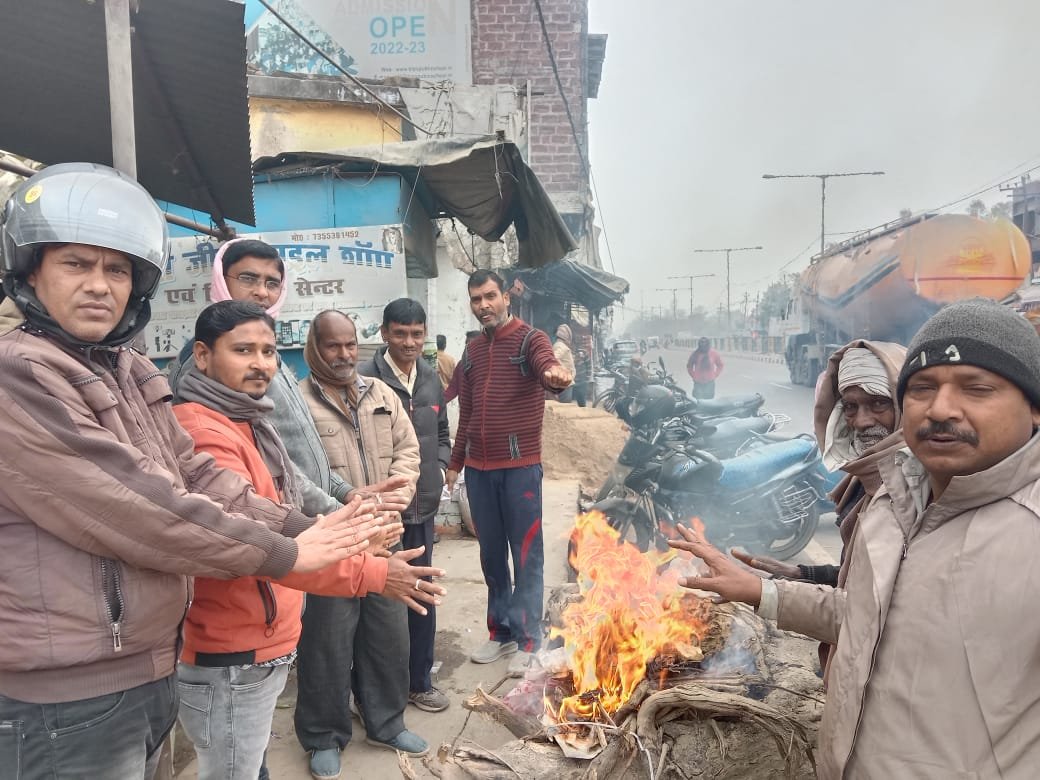 Raibareli-हरचंदपुर में प्रधान प्रतिनिधियों द्वारा अलाव जल वाने से ग्रामीणों में खुशी की लहर