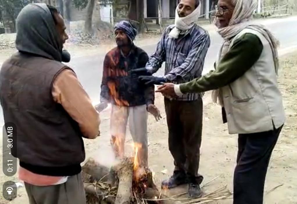 रायबरेली-ग्राम प्रधान प्रतिनिधि ने ठंड को देखते हुए जलवायें अलाव 