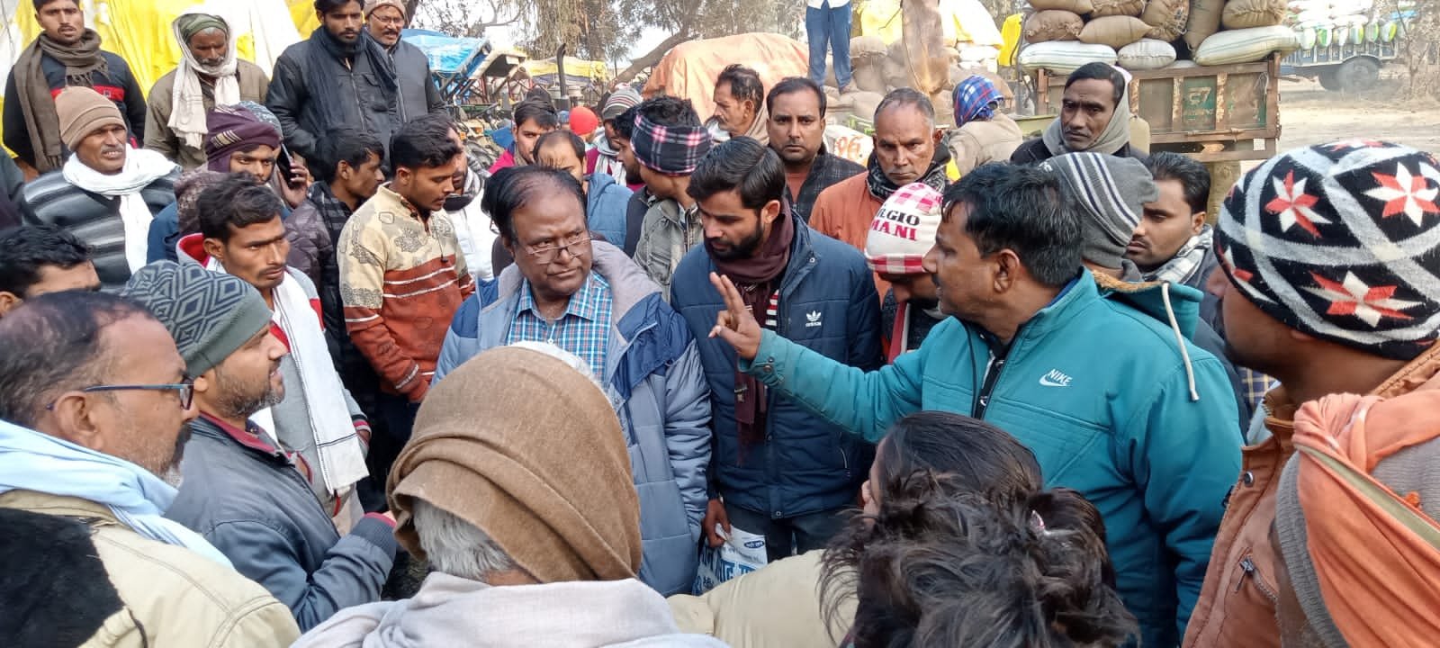 Raibareli-रात में कराई जाती है व्यापारियों की तौल-किसान*