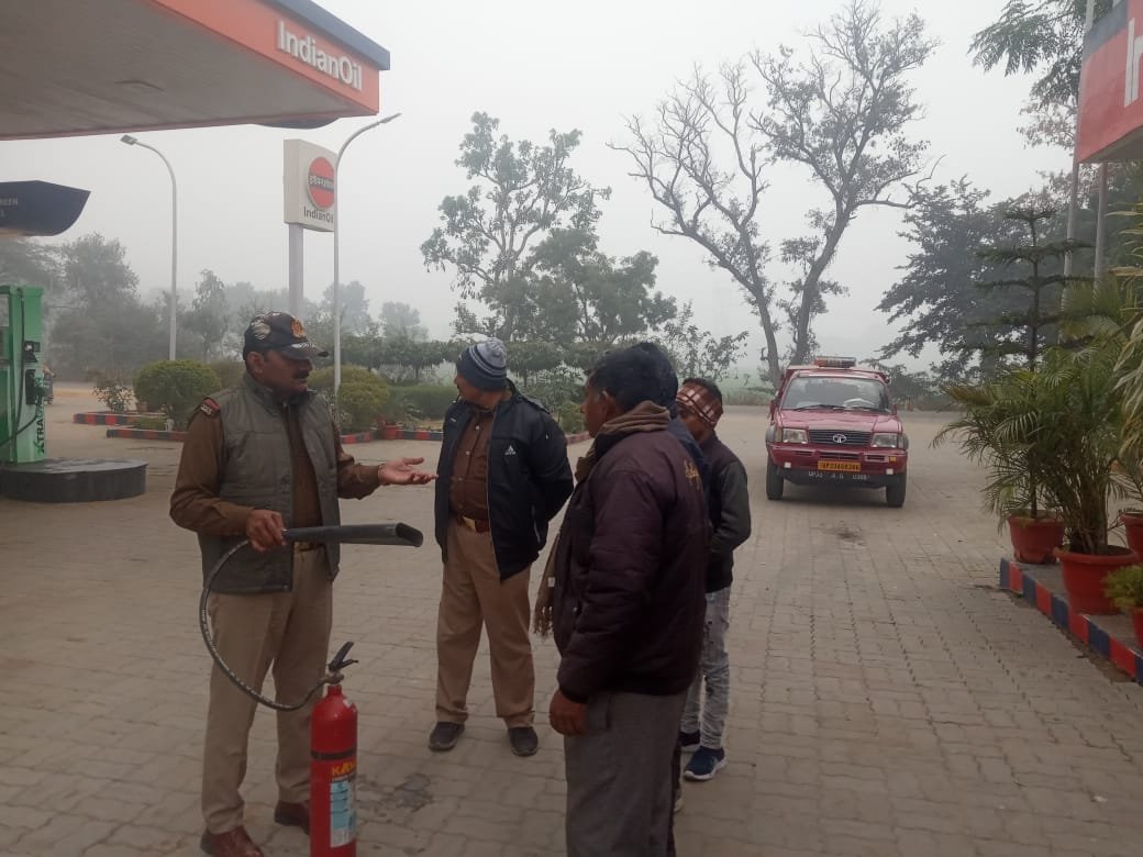 Raibareli-फायर स्टेशन सलोन की टीम ने पेट्रोल पंप के कर्मचारियों को आग से बचाव के लिए प्रशिक्षित किया।