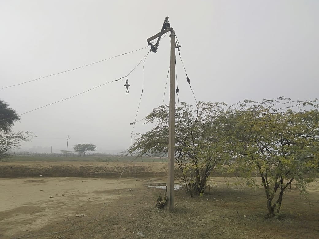 Raibareli-डम्फर की टक्कर से टूटा खम्भा, अंधेरे में हजारों की आबादी