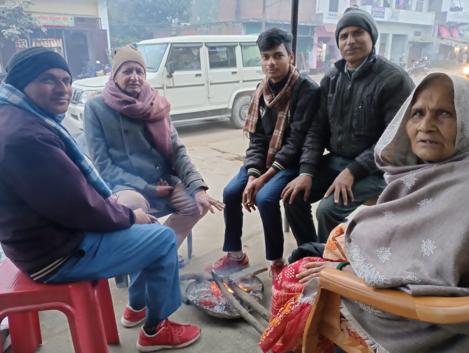 Raibareli-कड़ाके की ठंड और घने कोहरे से ठिठुरे लोग*