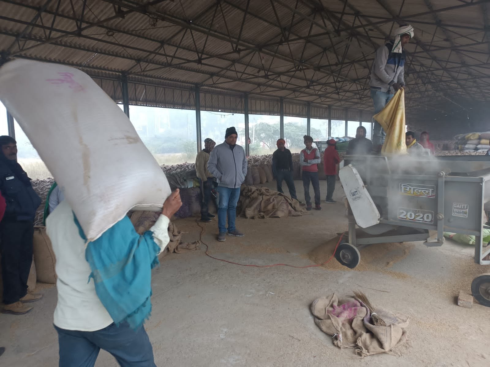 रायबरेली-धान क्रय केंद्रों पर अपने धान की तौल कराने के लिए कड़ाके की ठंड में भी किसान मौजूद रहे।