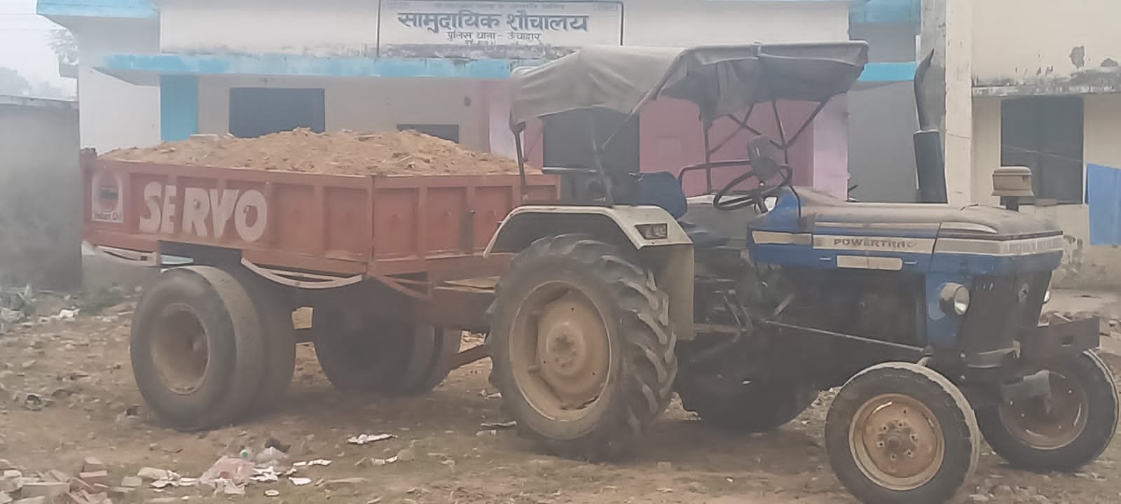 रायबरेली-चोरी छिपे  मिट्टी ढुलाई की  सूचना पर NTPC की विजलेंस व पुलिस टीम ने ट्रैक्टर ट्राली को किया सीज,,,,,