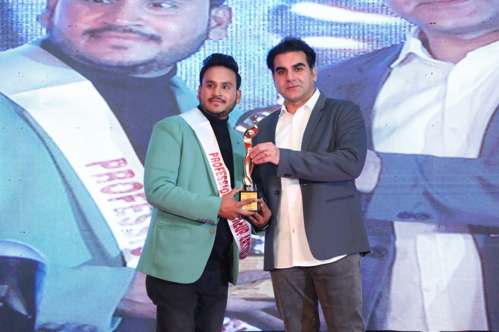 रायबरेली के विवेकानंद को मिला वेस्ट मेकअप आर्टिस्ट अवार्ड