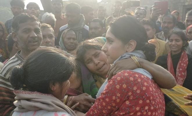 Raibareli-भीषण हादसे में 6 लोगों की हुई दर्दनाक मौत व घायलों के परिजनों को विधायक अदिति ने दी सहायता राशि
