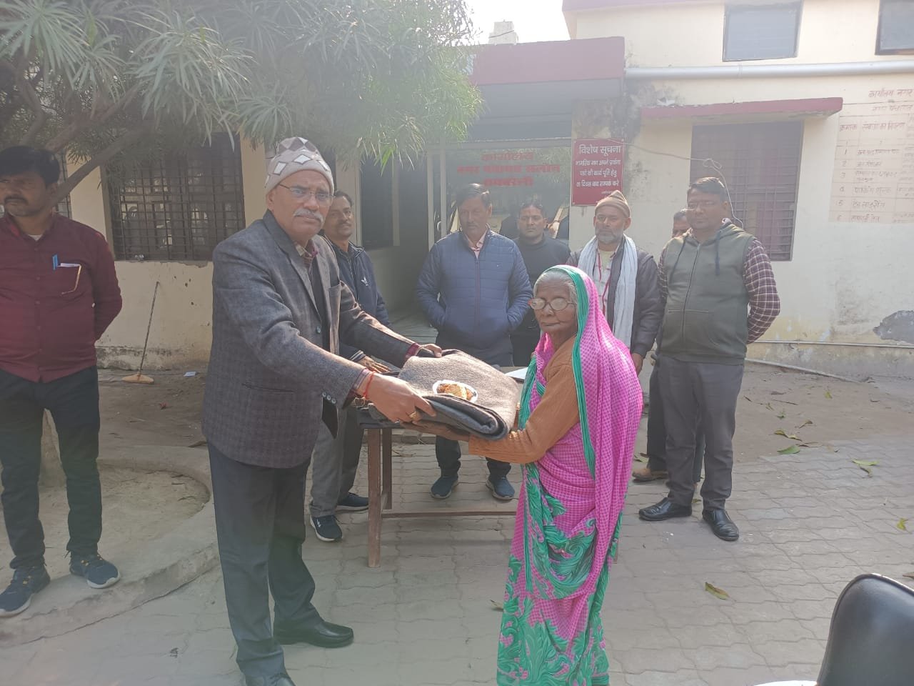 Raibareli-अधिशासी अधिकारी सलोन ने अपने निजी पैसे से गरीबों को बांटा कंबल