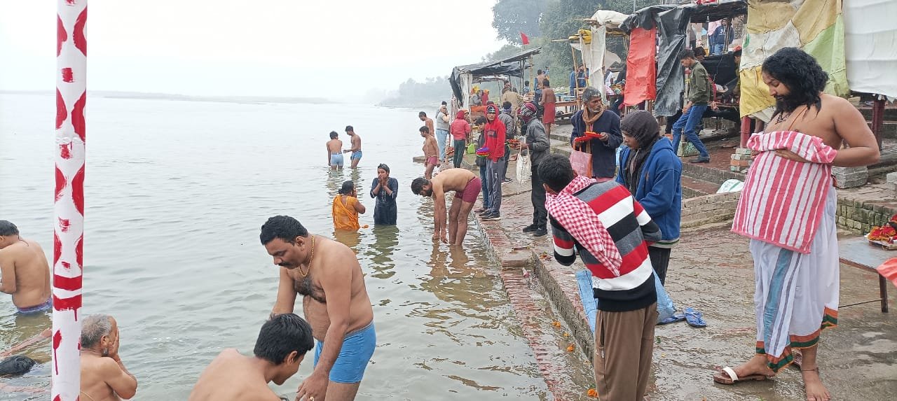 रायबरेली-कड़ाके की शीत लहर के बावजूद भी हजारों श्रद्धालुओं ने किया गोकना घाट में गंगा स्नान    ,,,,,