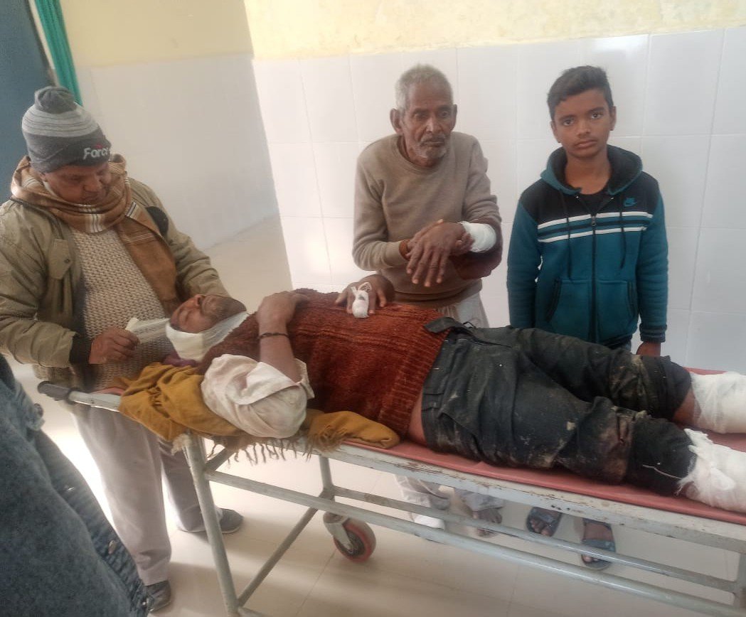 Raibareli-जमीनी विवाद में चले कुल्हाड़ी व चाकू में वादी व उसका पुत्र गंभीर रूप से घायल।