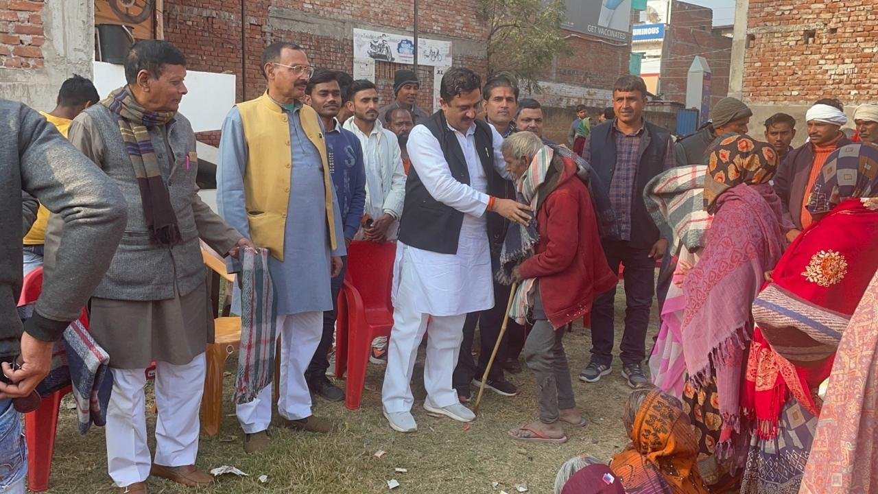 Raibareli-पूर्व प्रत्याशी अतुल सिंह ने गरीबों व असहायों के बीच जाकर बाटा कंबल