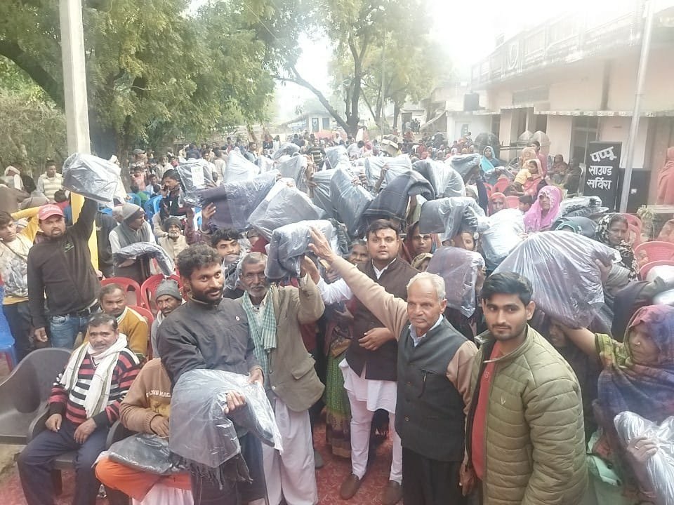 Raibareli-जिला पंचायत सदस्य आदर्श बाजपेई के द्वारा वितरित किए गए कंबल*