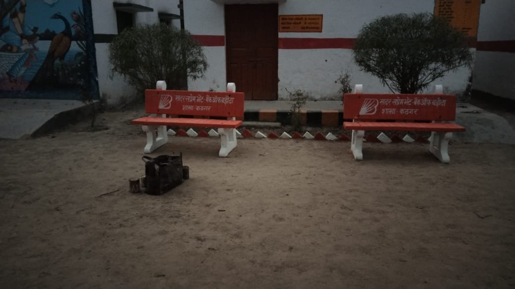 Raibareli-प्राइमरी स्कूल में भेंट की सीमेंट बेंच
