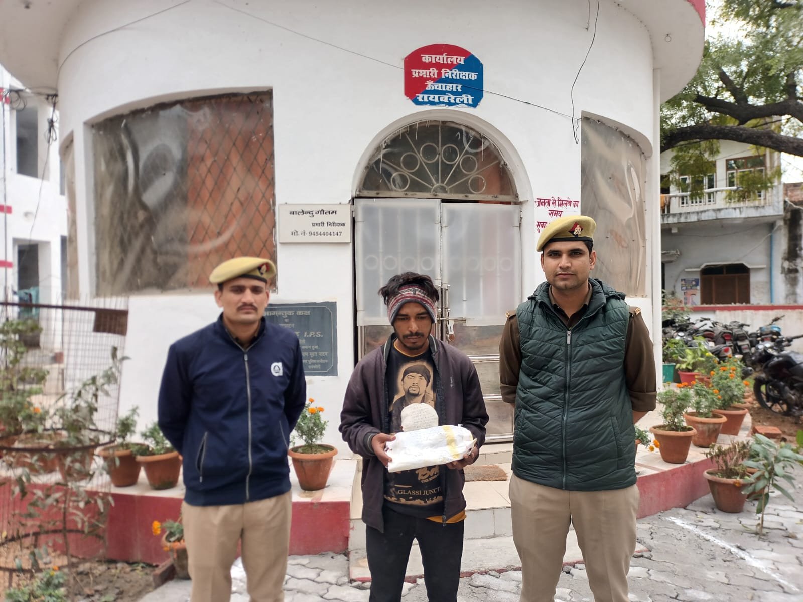 रायबरेली-झोले में रखकर गांजा बेचने जा रहे युवक को पुलिस ने गिरफ्तार कर भेजा जेल,,,